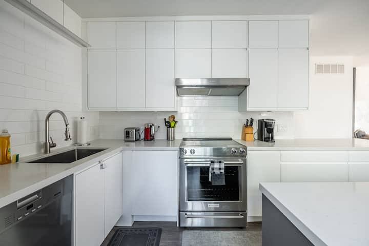 Downtown Victorian close to the Eaton Centre gallery image 5