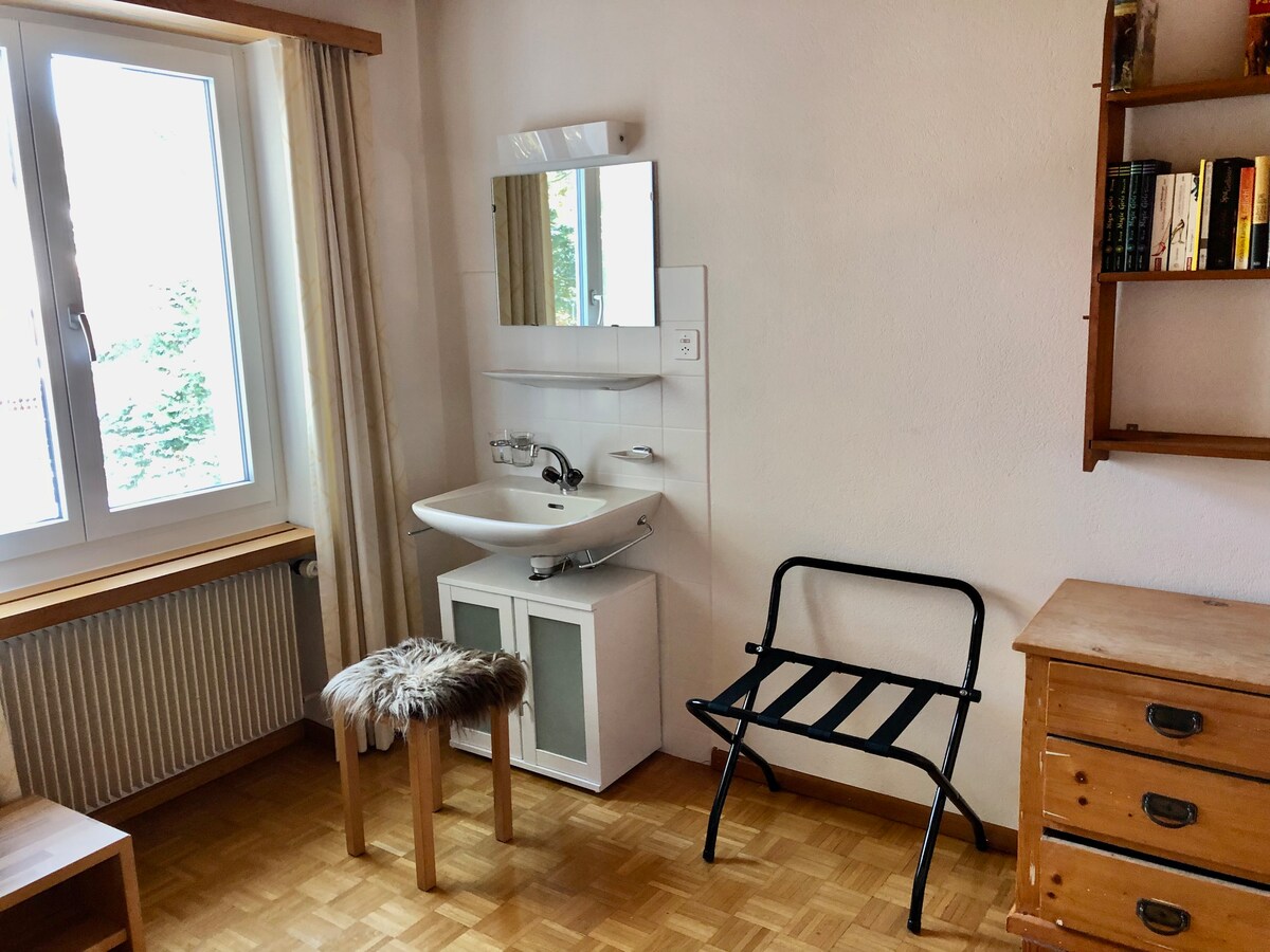 Spálňa s umývadlom