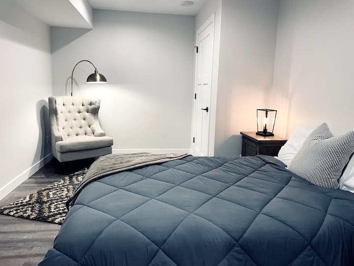الطابق السفلي: سرير مزدوج - مثالي لأولئك الذين يحبون غرفة لطيفة وباردة ومظلمة للنوم فيها!