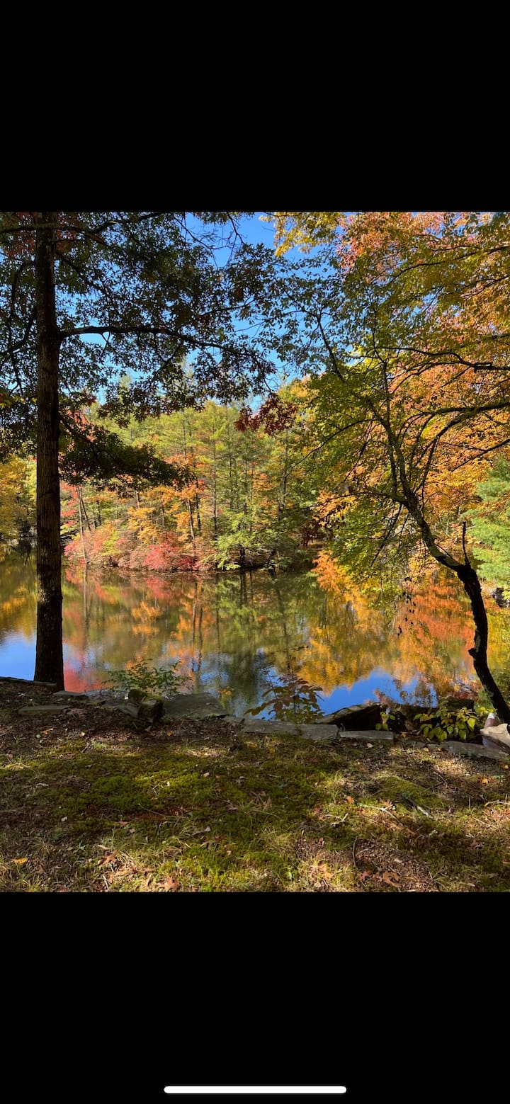 1 Bedroom Cabin on Beautiful Private Lake Cottages for Rent in Millrift, Pennsylvania, United