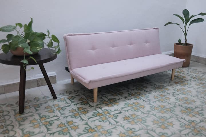 Al entrar está la sala/comedor y del lado derecho tenemos un sofá cama.