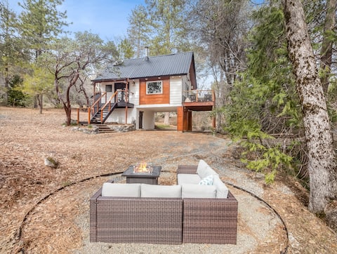Tiny Cabin | Firepit| Loft Bed | 24 Miles-Yosemite