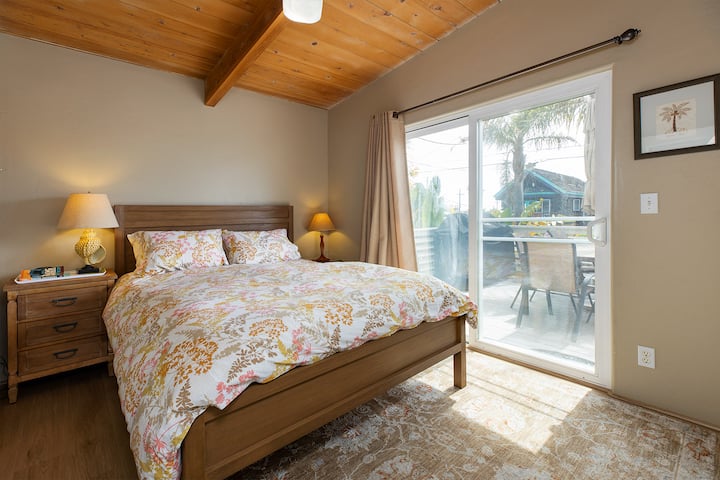 Dormitorio tamaño queen con acceso a la cocina y baño compartido, y acceso a la terraza.