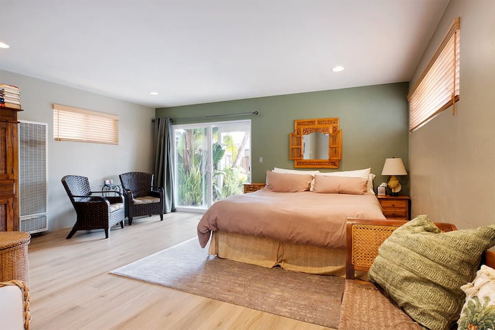 Suite principal (abajo) con baño privado, entrada y acceso a la bañera de hidromasaje