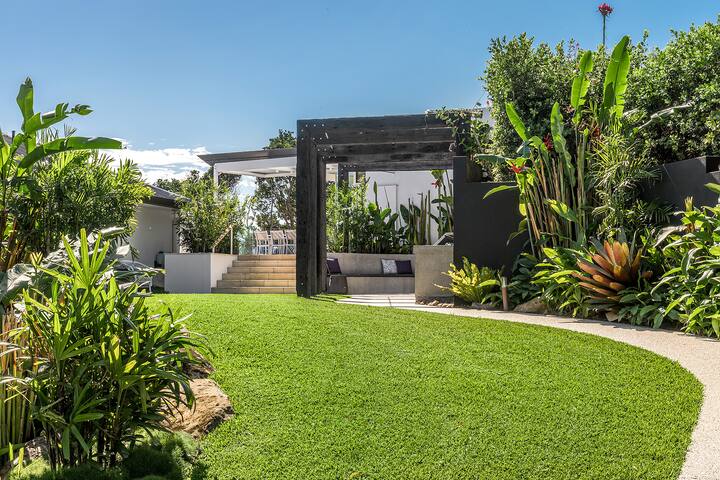 Wave Hill & Pool House. Two homes. One property. gallery image 4