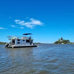 The+one+%26+only+Houseboat+Hire+on+Maroochy+River