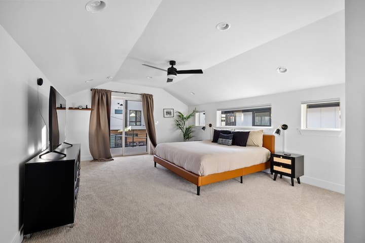 Luxury Townhome in Sloan’s Lake – No Cleaning Fees gallery image 2