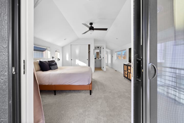 Luxury Townhome in Sloan’s Lake – No Cleaning Fees gallery image 4