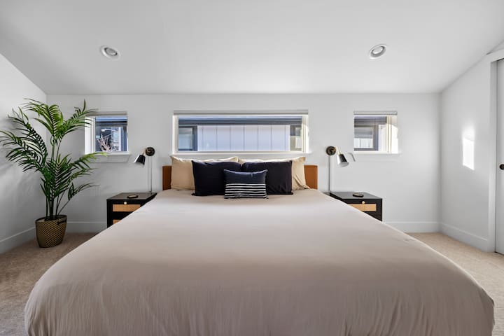 Luxury Townhome in Sloan’s Lake – No Cleaning Fees gallery image 3