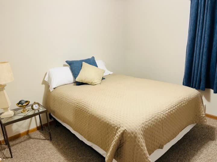 クイーンサイズマットレスを備えた3つ目のベッドルーム。