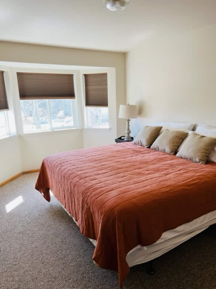 キングサイズのマットレスを備えた2つ目のベッドルームには、ベイウィンドウがあります。