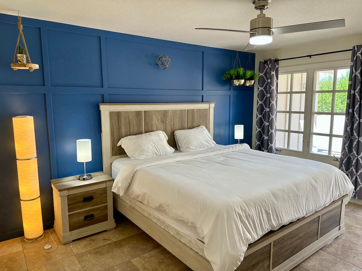 ห้องนอนวิลล่า #4 พร้อมเตียงคิงไซส์ (ที่นอนเมมโมรี่โฟม Casper) พัดลมเพดานทีวีกระจกตู้เสื้อผ้าและทางเข้าส่วนตัว