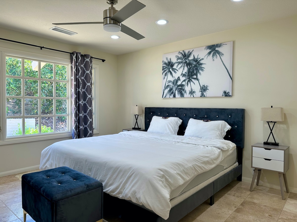 ห้องนอนวิลล่า #2 พร้อมเตียงคิงไซส์ (ที่นอนเมมโมรี่โฟม Casper) พัดลมเพดานทีวีกระจกและตู้เสื้อผ้าส่วนตัว