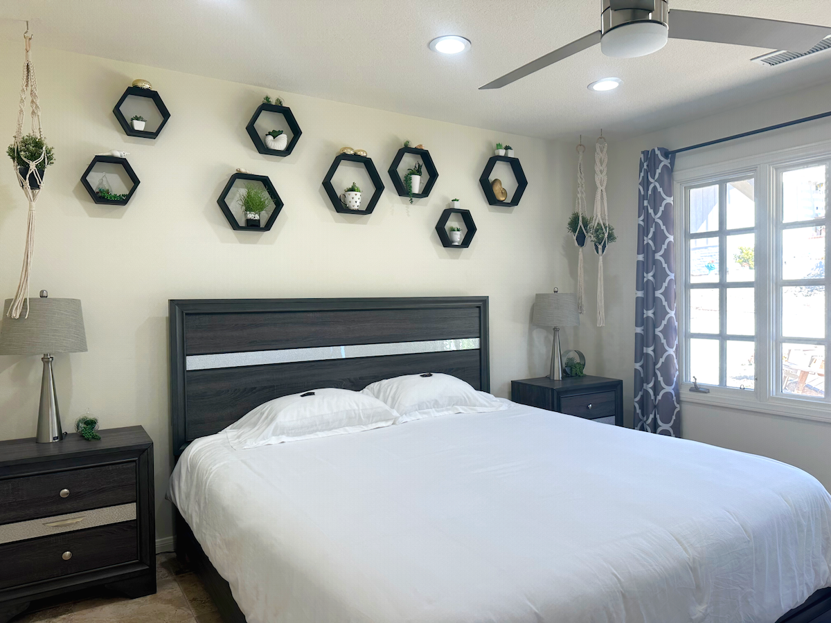 ห้องนอน #3 พร้อมเตียงคิงไซส์ (ที่นอน Botanical Bliss Organic Latex) พัดลมเพดานทีวีตู้เสื้อผ้าและตู้เสื้อผ้าส่วนตัว