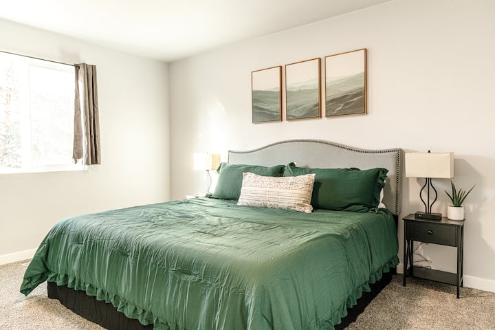 מיטת קינג סייז בחדר השינה הראשי שמחוברת לחדר האמבטיה