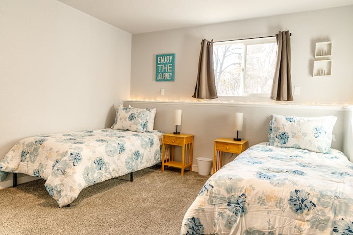 שתי מיטות זוגיות בחדר השינה הרביעי. 