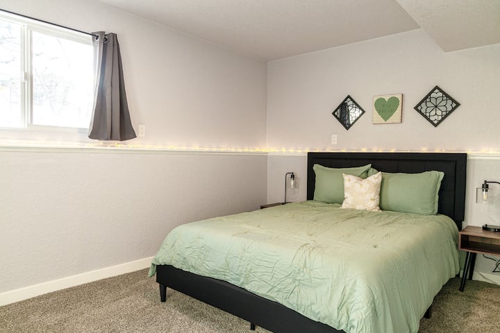 מיטת קווין סייז בחדר השינה השלישי. 