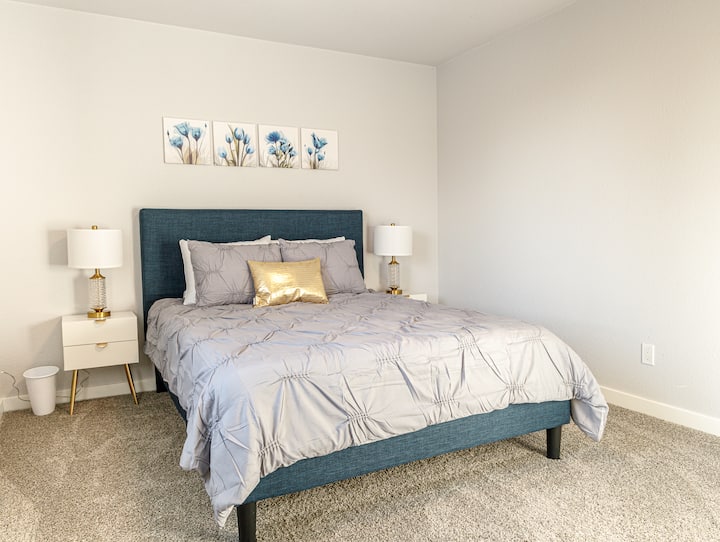 מיטת קווין סייז בקומה הראשית מול חדר השינה הראשי. מרווח מאוד. ארון בגודל מלא. 