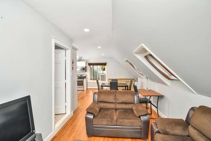 Minutes To Airport, Train, Downtown & Free Parking - Nahant, MA