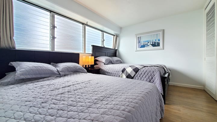 سريران كبيران في غرفة النوم الرئيسية