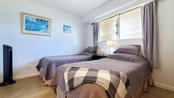 الصورة القديمة، هناك الآن 1 سرير كامل و 1 التوأم في هذه الغرفة.