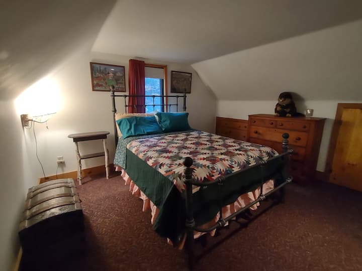 Ზემოთ - საძინებელი - საწოლი 152 × 203 სმ