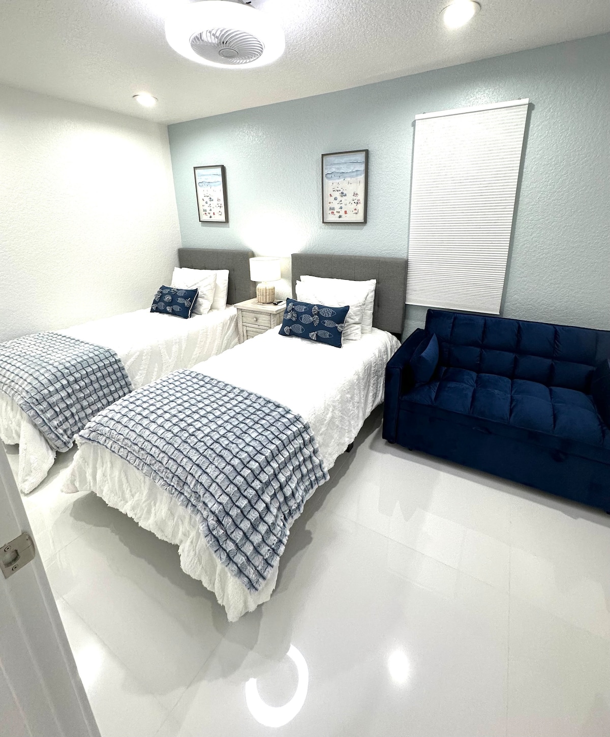 Krevat dopio, dhomë gjumi e tretë dhe divan i vogël