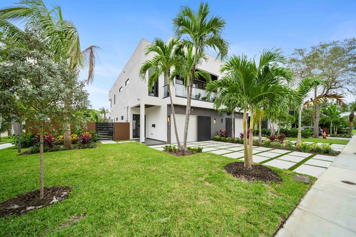 The Elements | Luxury Compound W/ 2 Pools + Spas - Fort Lauderdale, FL