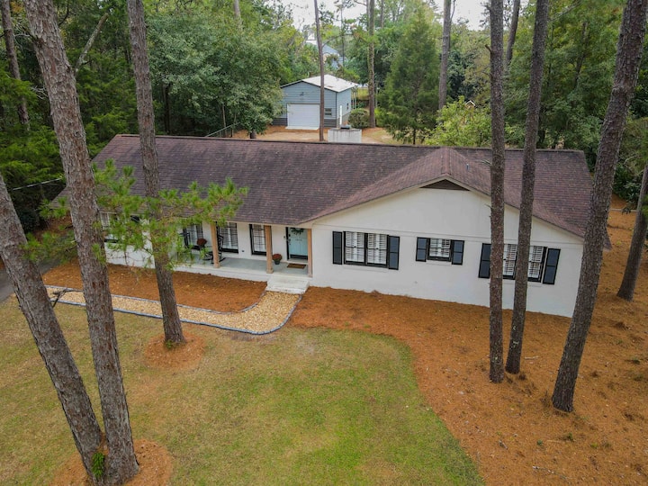 The Jewel of Thomasville Sleeps 10 + game room! Houses for Rent in