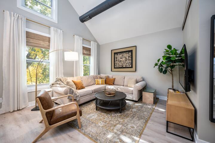 Penthouse. Historic Wicker Park. Walk | Shop | Eat gallery image 2