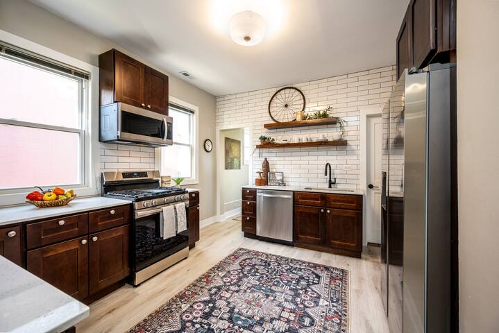 Penthouse. Historic Wicker Park. Walk | Shop | Eat gallery image 4