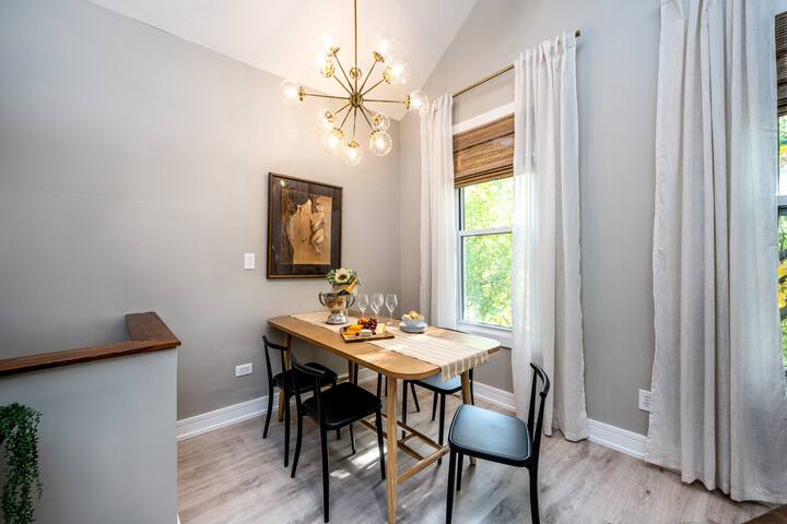 Penthouse. Historic Wicker Park. Walk | Shop | Eat gallery image 3