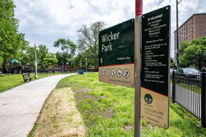 Penthouse. Historic Wicker Park. Walk | Shop | Eat gallery image 5