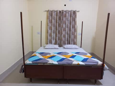 1 km from railway station apartment with Kitchen