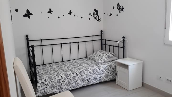 Dhoma e gjumit numër 2 me 1 krevat tek. 