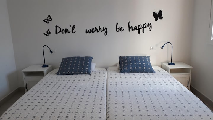 Dhoma e gjumit numër 1 me 2 krevate tek.