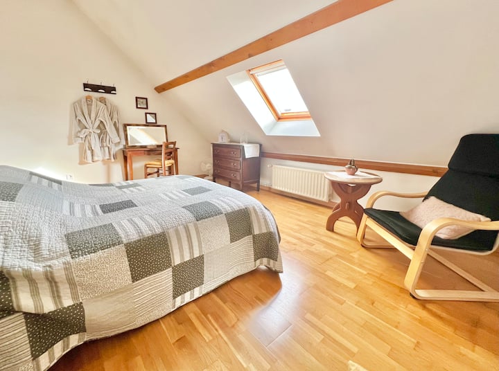 2号卧室（ 15平方米） ，配有舒适的双人床、储藏室和休闲空间