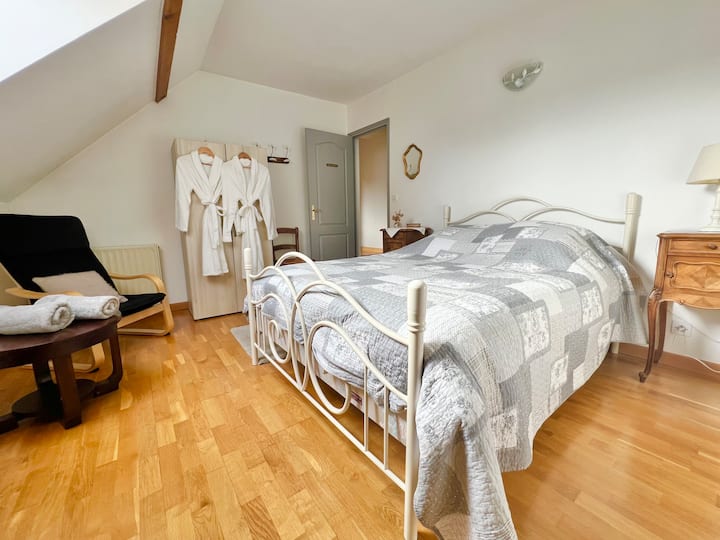 1号卧室（ 12平方米） ，配有舒适的双人床、储藏室和休闲空间