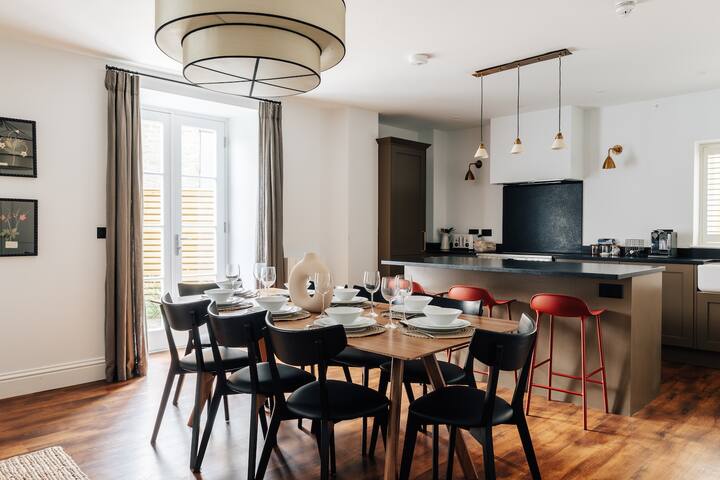 Redland Apartments- Group: Sleeps 12 with Parking gallery image 2