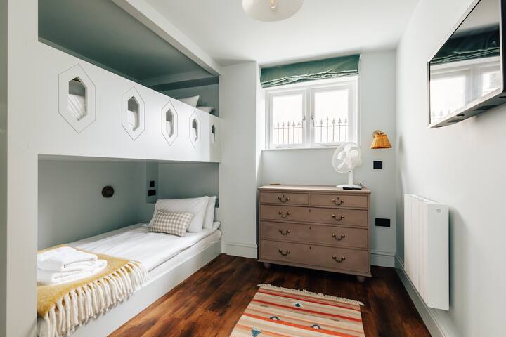 Redland Apartments- Group: Sleeps 12 with Parking gallery image 5