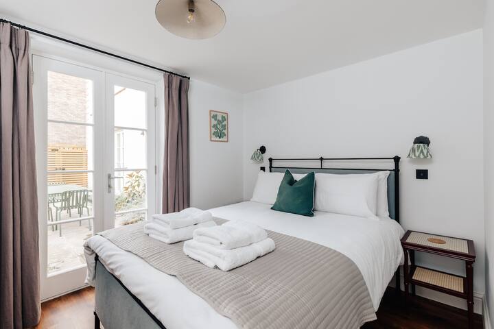 Redland Apartments- Group: Sleeps 12 with Parking gallery image 3