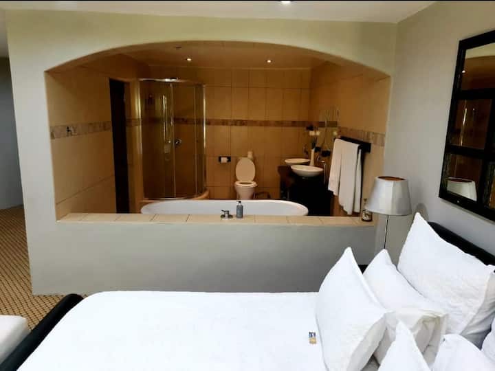 Adorable 2 Bed 2 Bathroom Suite - Centurion