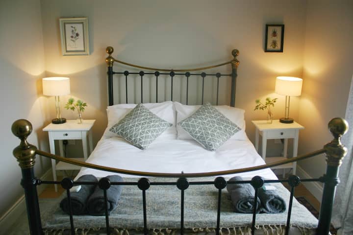 Victorian style double bed in Bedroom 2, overlooking the back garden.