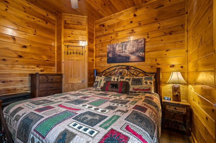 La deuxième chambre du rez-de-chaussée offre tout ce dont vous avez besoin. Stand de nuit, lampe, réveil, ports de recharge, plus proche, chauffage d'appoint et commode