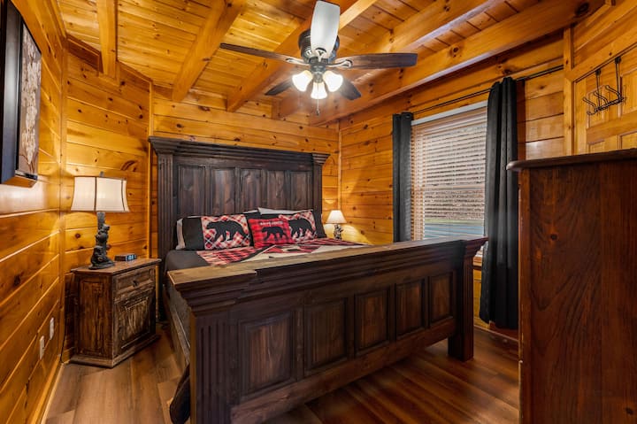 Chambre au rez-de-chaussée avec lit King Size, TV roku, tables de nuit avec lumières et ports de recharge/réveil