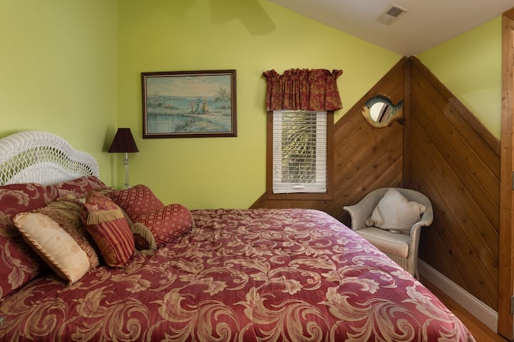 חדר שינה קווין בקומה השלישית שמשתמש בחדר רחצה במסדרון ליד חדר המשפחה.