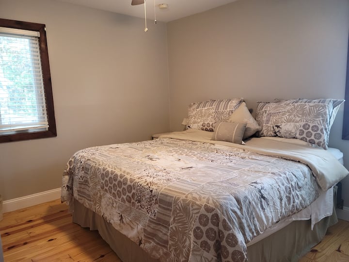 חדר שינה קינג בקומה השנייה עם דלת מקשרת לחדר הרחצה של ג'ק וג'יל