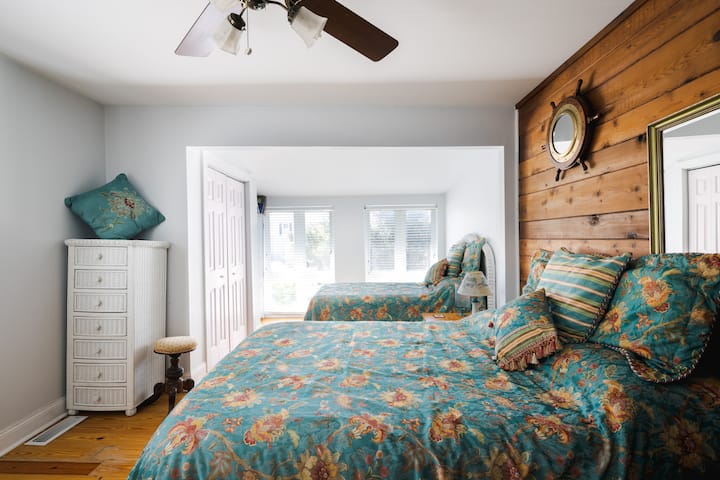 קומה שנייה, שני חדרי שינה קווין ליד מטבח /פינת אוכל. בחדר השינה הזה יש חדר אמבטיה של ג'ק וג'יל עם חדר שינה קווין אחד.