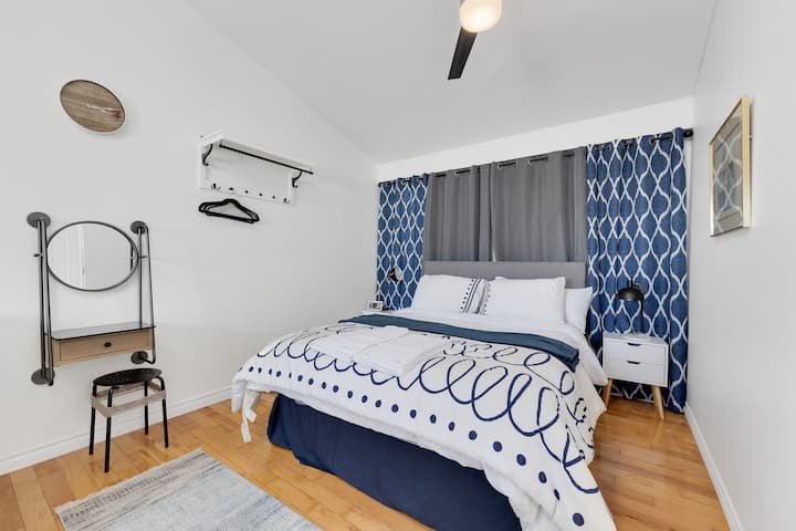 Dormitorio principal con cama de día/sala de estar y escritorio