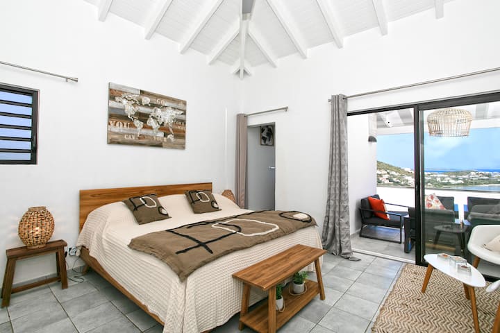 THE SALT VILLA: ห้องนอน 1: เตียงขนาดคิงไซส์/วิวทะเล/ห้องน้ำที่อยู่ติดกัน + ห้องสุขาส่วนตัว